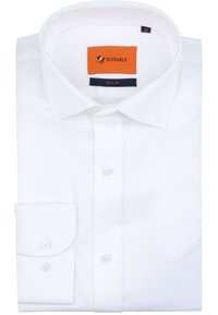 Wit slim-fit overhemd met een puntige kraag, enkele manchet, plastic knopen en een oranje label. Gladde katoenen stof, netjes opgevouwen.