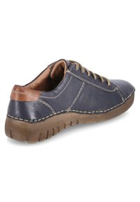 Navyblaue Lederschuhe mit braunem Absatzakzent, kontrastierender Naht, runder Zehenform und einer strukturierten Gummisohle für besseren Halt.