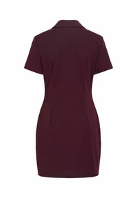 Robe bordeaux foncé à manches courtes, coupe ajustée avec col, vue de dos sur un fond blanc.