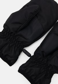 Moufles noires en tissu texturé avec des poignets élastiques, dotées d'un panneau lisse semblable à du cuir sur la paume pour une meilleure adhérence.