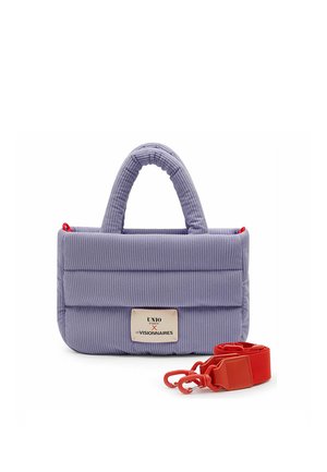 Lavendel gekwilt stoffen handtas met korte handvatten, een logo-badge aan de voorkant en een afneembare rood schouderriem met metalen sluitingen ernaast.