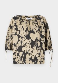 Czarna i beżowa kwiatowa bluzka o luźnym kroju, z okrągłym dekoltem i bufkami na rękawach. Posiada wiązania przy dekolcie oraz elastyczne mankiety.