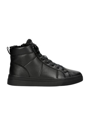 Czarne skórzane sneakersy high-top z teksturowanymi panelami, sznurowanym przodem i gumową podeszwą. Miękka wyściółka przy kostce dla dodatkowego komfortu.