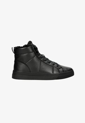 Czarne skórzane sneakersy high-top z teksturowanymi panelami, sznurowanym przodem i gumową podeszwą. Miękka wyściółka przy kostce dla dodatkowego komfortu.