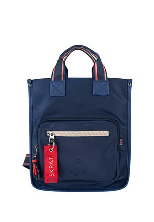 Bolsa tote azul marino hecha de tela resistente, con dos asas superiores, un bolsillo frontal con cremallera y una etiqueta roja con el logo de la marca.