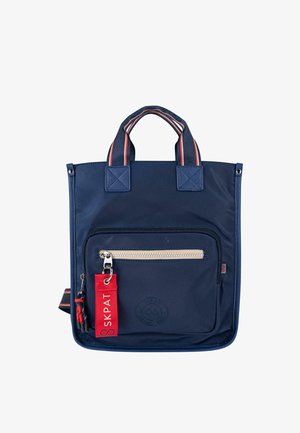 Bolsa tote azul marino hecha de tela resistente, con dos asas superiores, un bolsillo frontal con cremallera y una etiqueta roja con el logo de la marca.