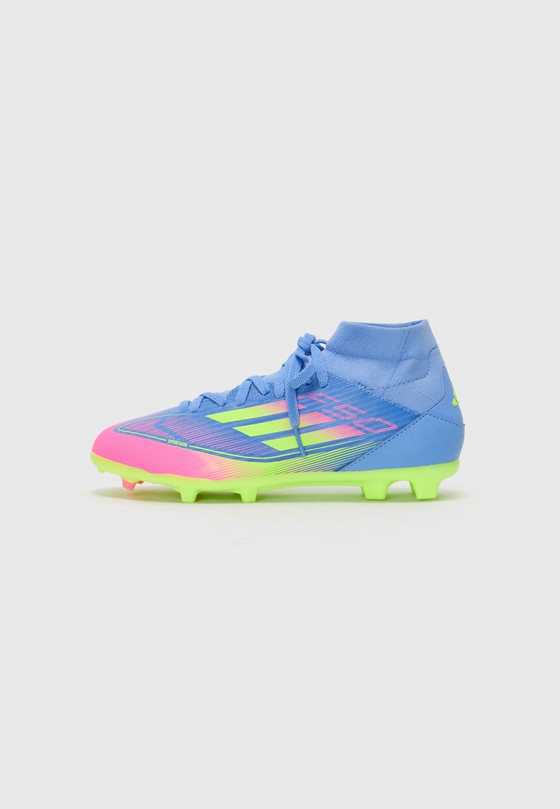 Scarpe da calcio blu e rosa con colletto alto, dotate di accenti verde neon e un motivo testurizzato sulla parte superiore. Suola chiodata.