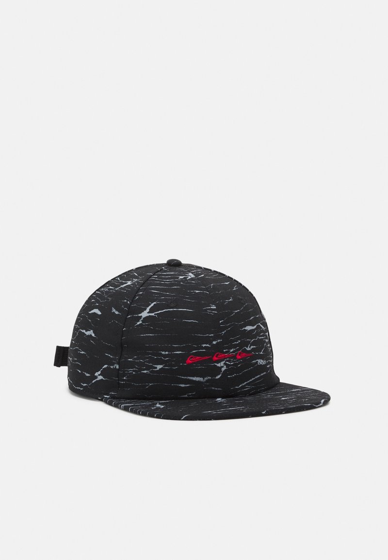 Casquette de baseball noire avec un motif marbré blanc et trois petits logos rouges brodés sur le panneau avant, visière plate et sangle réglable.
