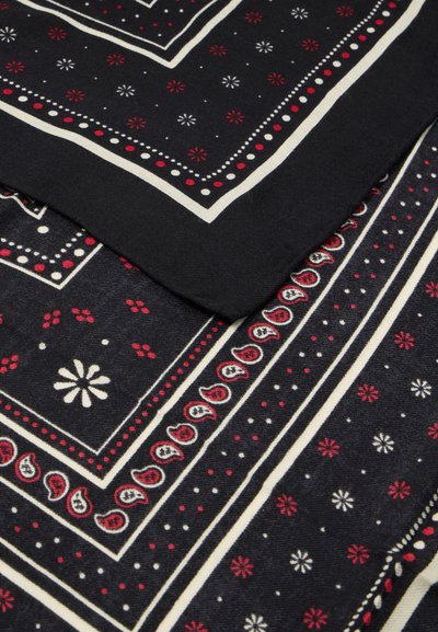 Svart stoff med hvite, røde og blå mønstre, inkludert paisley og blomsterdesign, avgrenset av stripete aksenter. Myk, glatt tekstur.