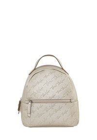 Beige Kunstleder-Rucksack mit eingeprägtem Logo-Muster, runder Form, oberen Tragegriff und vorderer Reißverschlusstasche. Glatte Textur und elegantes Design.