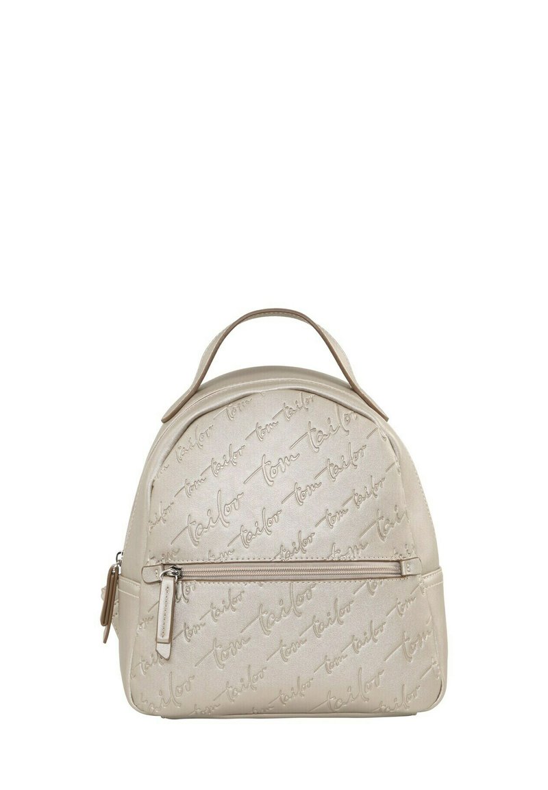 Beige Kunstleder-Rucksack mit eingeprägtem Logo-Muster, runder Form, oberen Tragegriff und vorderer Reißverschlusstasche. Glatte Textur und elegantes Design.