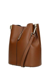 Borsa a secchiello in pelle marrone con superficie texture, apertura superiore, tracolla regolabile e dettagli in metallo dorato. Presenta un rivestimento liscio.