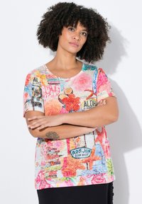 Bunt bedrucktes Kurzarm-T-Shirt mit verschiedenen Grafiken, darunter tropische Motive und Texte, im lässigen Schnitt und mit rundem Halsausschnitt.