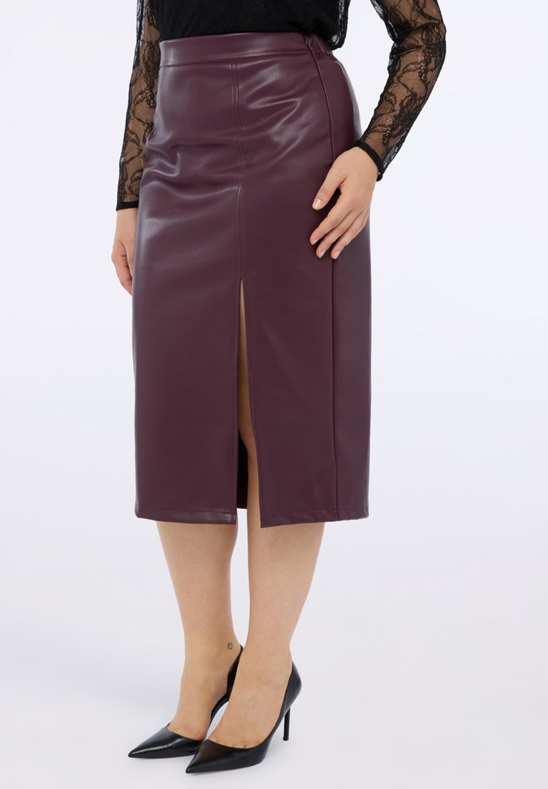 Burgunderfarbene Faux-Leder Bleistifthose mit einem vorderen Schlitz, glatter Textur, hoher Taille und maßgeschneidertem Schnitt. Schwarze spitze Absätze vervollständigen den Look.
