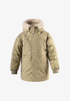 Dikke olijfgroene jas met een capuchon van nepbont, ritssluiting aan de voorkant en elastische manchetten. Heeft zijzakken en gestructureerde mouwen.