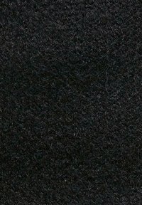 Črn filc z gosto, teksturirano površino. Material deluje mehak z drobnimi vlakni, ki enakomerno pokrivajo površino.
