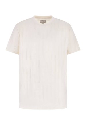 T-shirt bianca a maniche corte con scollo rotondo, caratterizzata da una sottile texture a costine verticali e da una piccola etichetta del marchio Guess all'interno del colletto.