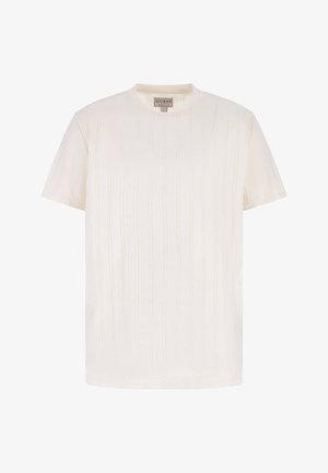 Biały t-shirt z krótkim rękawem i okrągłym dekoltem, z delikatną pionową fakturą prążków oraz małą metką z logo Guess wszytą wewnątrz kołnierza.