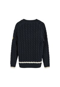 Donkerblauwe kabelgebreide trui met een gestructureerd patroon, ribbels aan de manchetten en zoom, en een contrasterende crèmekleurige streep aan de onderkant.