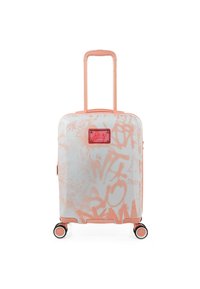 Maleta rígida con una base blanca y un patrón de graffiti rosa, con una placa de logo rosa, asa retráctil y cuatro ruedas.