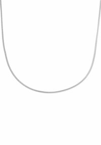 Tunn silverfärgad ormlänkskedja med karbinhake på vit bakgrund, böjd i en lös U-form.