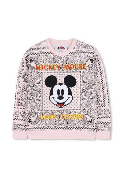 Pullover rosa con un grafico centrale di Topolino, motivi paisley neri e testo giallo in grassetto. Tessuto morbido con polsini a coste.