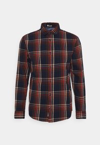 Koszula z flaneli w kratę z długimi rękawami, z granatowym tłem oraz wzorem w kratę w kolorach czerwonym, pomarańczowym i kremowym, z kołnierzykiem i zapinana na guziki z przodu.