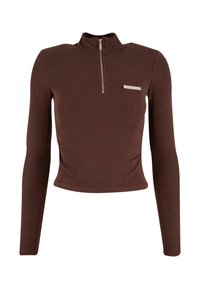 Braunes, geripptes Langarmoberteil mit hohem Kragen, halber Reißverschluss und einem silbernen Akzent auf der linken Brust. Weicher Stoff.