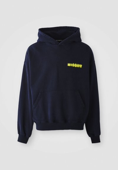 Námornícky modrá mikina s kapucňou s predným vreckom a žltým logom "MISBHV" na hornej ľavej hrudi, zobrazená na bielom pozadí.