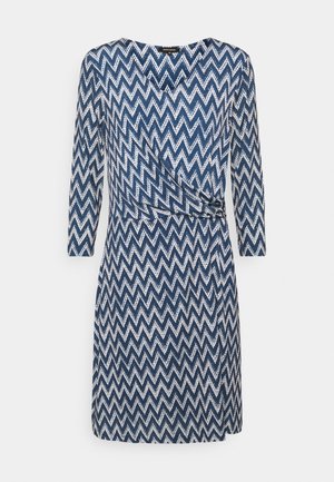 Blau-weißer Zickzackmuster-Kleid mit langen Ärmeln, Wickeldesign und gerafftem Taillendetail. Hergestellt aus einem leichten, glatten Stoff.