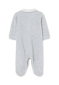 Mameluco gris de lana polar para bebé con mangas largas, puños elásticos y un cuello blanco. Presenta un diseño con pies y una tela suave y texturizada.