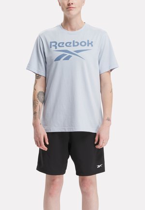 Reebok BIG STACKED LOGO TEE - Camiseta estampada - pale blue