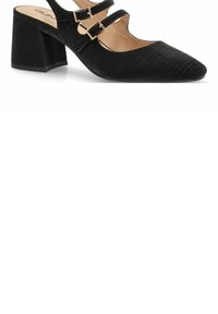 Zapato de tacón negro con punta afilada, con una superficie texturizada y dos correas delgadas sujetas por hebillas doradas. Diseño de tacón cuadrado.