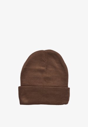Berretto di lana lavorato a maglia marrone con risvolto. Il materiale è in lana a coste o acrilico. Design semplice, senza motivi o dettagli visibili.
