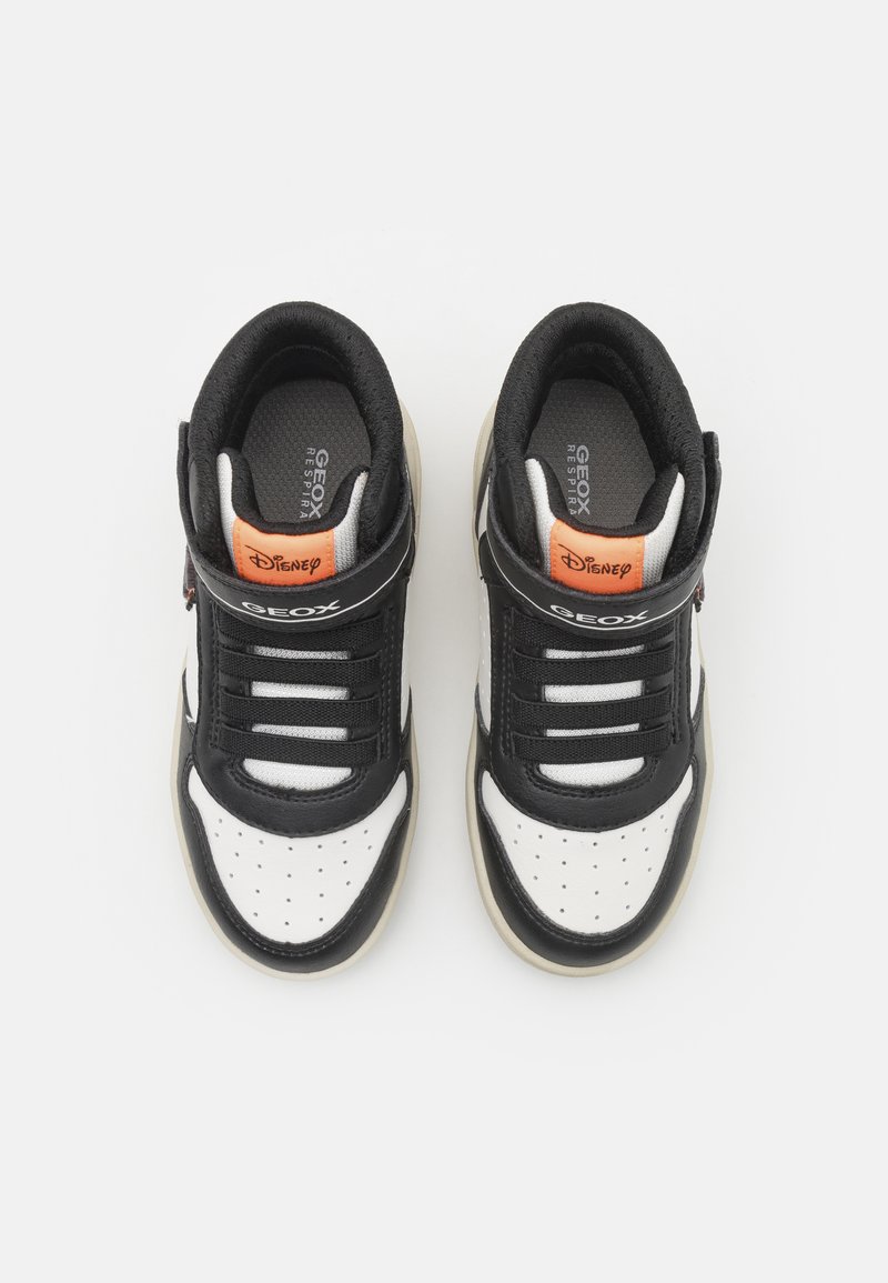Zwart-witte sneakers met een high-top ontwerp, ademend materiaal, rubberen zool en oranje Disney-branding op de tong.