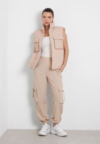 Guess MID WAIST  - Pantaloni cargo - beige
