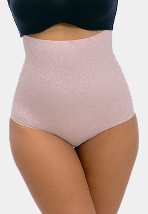 Hoog getailleerd, lichtroze shapewear met subtiele luipaardprint, gedragen onder een zwart topje, die het middenrif en de bovenbenen bedekt.