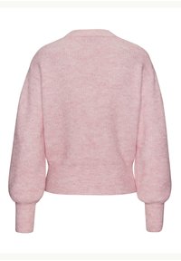 Hellrosa gestrickter Pullover mit lockerer Passform, gerippten Bündchen und verkürztem Saum, mit weicher Textur und minimaler Ausstattung.