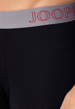 Schwarze Unterwäsche aus weichem, elastischem Stoff. Verfügt über einen grauen Bund mit rotem "JOOP!"-Logo. Glatte Textur und enganliegendes Design.