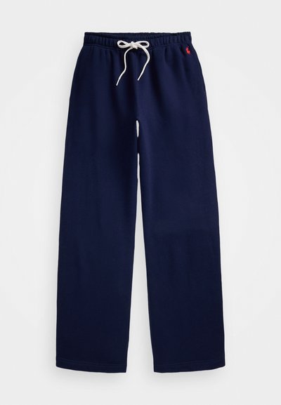 Marineblaue Jogginghose aus weichem Stoff, mit einem elastischen Bund und einem weißen Kordelzug sowie einem kleinen roten Logo an der Hüfte.