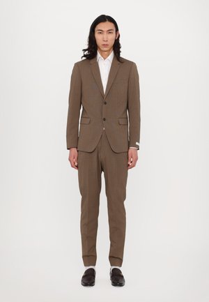 JAMIE - Costume - dark peacan