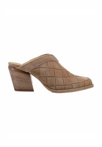 Mule in suede marrone intrecciato con tacco in legno affusolato, caratterizzate da una punta arrotondata e una texture liscia.