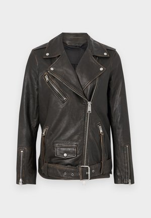 Giacca da biker nera in pelle con tasche con zip, accessori in argento e vita con cintura. Presenta un design asimmetrico classico e una finitura testurizzata.