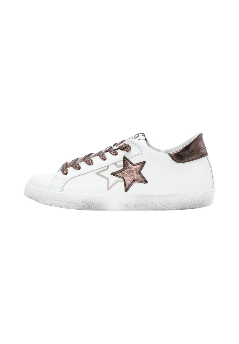 Baskets basses blanches avec une étoile et un tab de talon en bronze métallique, des lacets à imprimé léopard et une semelle blanche légèrement usée.