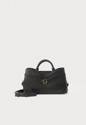 Bolsa de mano de cuero negro con una textura suave, que cuenta con asas dobles, una correa ajustable y un acento de logo dorado en la parte frontal.