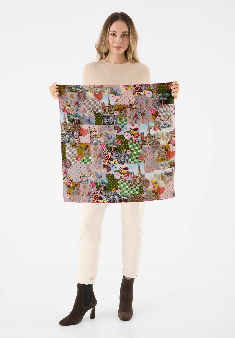 Vierkante zijden sjaal met een patchworkontwerp in levendige kleuren, met bloemen-, stippen- en stadsbeeldpatronen, omrand met een dunne roze rand.