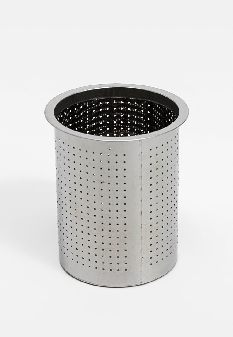 Passoire à thé en métal, forme cylindrique, design perforé, finition argentée brillante, haut ouvert, surface texturée avec des trous uniformément espacés.