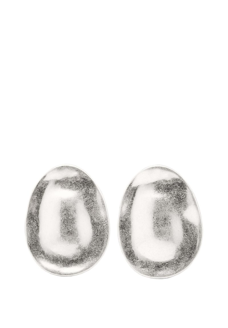 Orecchini tondi in argento con una superficie lucida e liscia, dalla forma organica, caratterizzati da motivi di superficie irregolari per un maggiore interesse visivo.