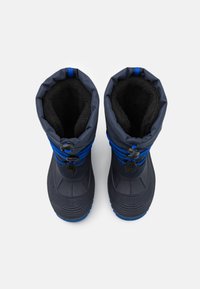 Botas impermeables de un oscuro color navy que cuentan con un forro negro suave, acentos de cordones azules, suela de goma y un cuello ajustable para un ajuste seguro.