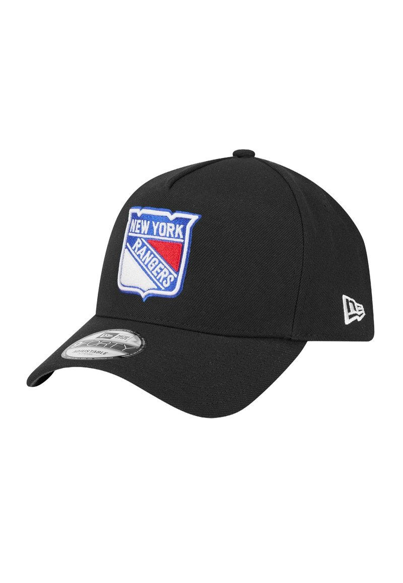 Casquette de baseball noire en tissu avec une visière courbée. Présente le logo brodé des New York Rangers en bleu, rouge et blanc à l'avant.